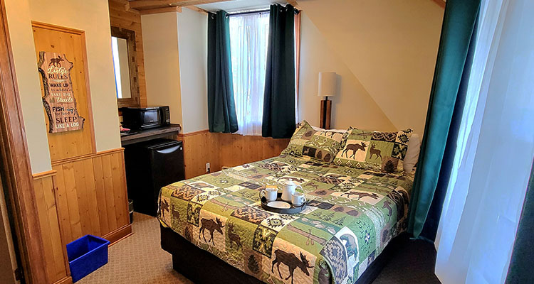One queen bed suite at Crandell Mountain Lodge